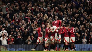 Jugadores del Manchester United celebran el gol de Casemiro.