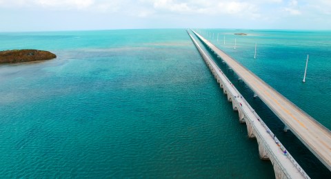 La autopista comienza cerca de Miami y se extiende hasta Key West (Cayo Hueso), un paraíso tropical que fue hogar de Ernest Hemingway.
