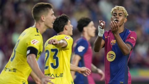 El delantero del FC Barcelona Lamine Yamal (d) durante el encuentro ante el Villarreal.