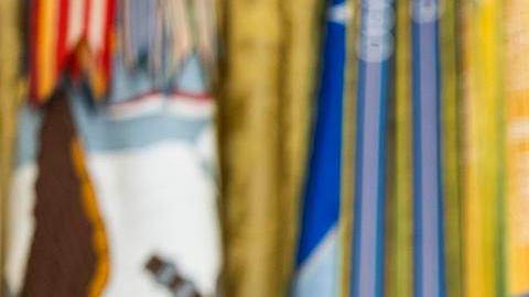 El presidente estadounidense, Donald Trump, firma una serie de órdenes ejecutivas relacionadas con la atención médica en la Oficina Oval de la Casa Blanca en Washington, D.C., EE. UU., el 5 de mayo de 2025.