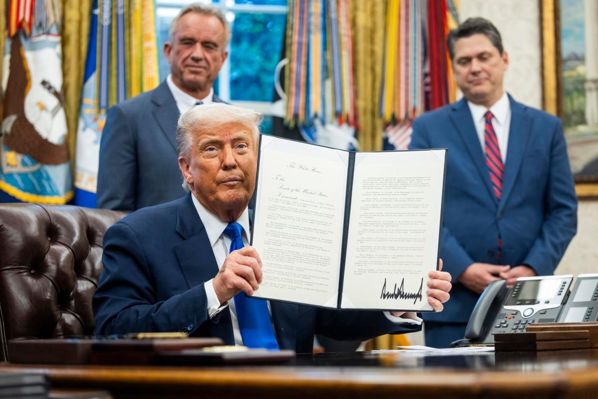 Trump promete aranceles a productos farmacéuticos en dos semanas