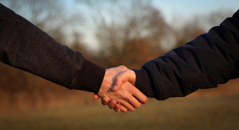 La transmisión de electricidad entre humanos no pone en riesgo su vida.