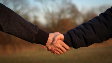 La transmisión de electricidad entre humanos no pone en riesgo su vida.