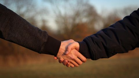 La transmisión de electricidad entre humanos no pone en riesgo su vida.