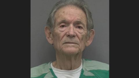 Foto policial de John Webb, el hombre de 81 años arrestado en Florida.