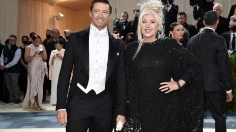 Deborra-Lee Furness atribuyó su divorcio con Hugh Jackman a una "traición traumática".