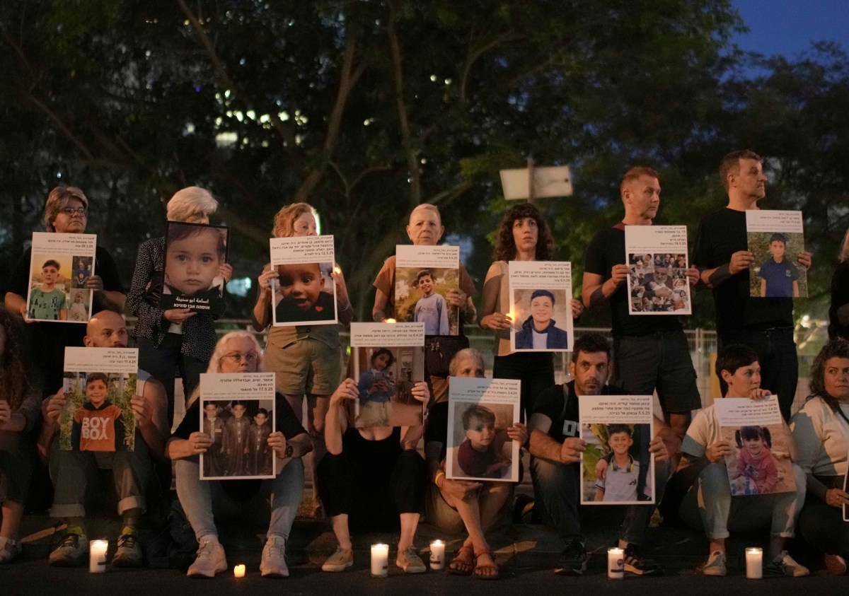Familias de rehenes de Hamás exigen a Israel cesar ataques en Gaza: "¡Paren la guerra!"