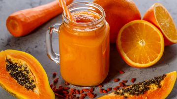 La papaya y las zanahorias aportan fibra que ayuda a mejorar la digestión.
