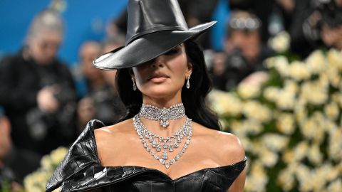 Kim Kardashian deslumbró con su atuendo en la MET Gala 2025.