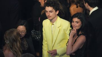 Kylie Jenner y Timothée Chalamet llegaron de la mano y posaron muy cariñosos.