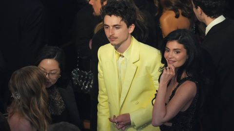 Kylie Jenner y Timothée Chalamet llegaron de la mano y posaron muy cariñosos.