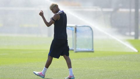 El futbolista del FC Barcelona Lamine Yamal durante un entrenamiento del equipo en la ciudad deportiva Joan Gamper.