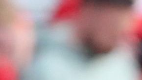 William Saliba se da la mano con Darwin Nuñez (I) tras el encuentro entre el Liverpool y el Arsenal.