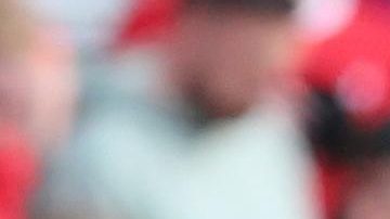 William Saliba se da la mano con Darwin Nuñez (I) tras el encuentro entre el Liverpool y el Arsenal.