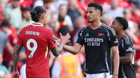 William Saliba se da la mano con Darwin Nuñez (I) tras el encuentro entre el Liverpool y el Arsenal.