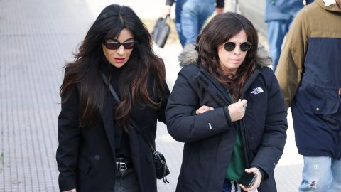 Las hijas de Diego Maradona, Gianina Maradona (i) y Dalma Maradona asisten al juicio por la muerte de su padre este jueves, en Buenos Aires.