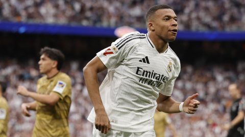 El delantero francés del Real Madrid Kylian Mbappé celebra tras marcar el 2-0 durante el partido entre Real Madrid y Real Sociedad.