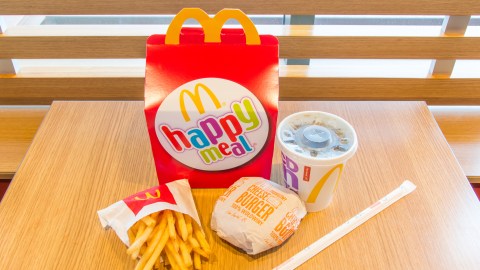 La popular cajita feliz llega con 12 opciones de juguetes coleccionables.