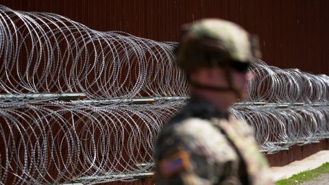 Más de 80 migrantes acusados de ingresar a zona militar restringida de EE.UU.