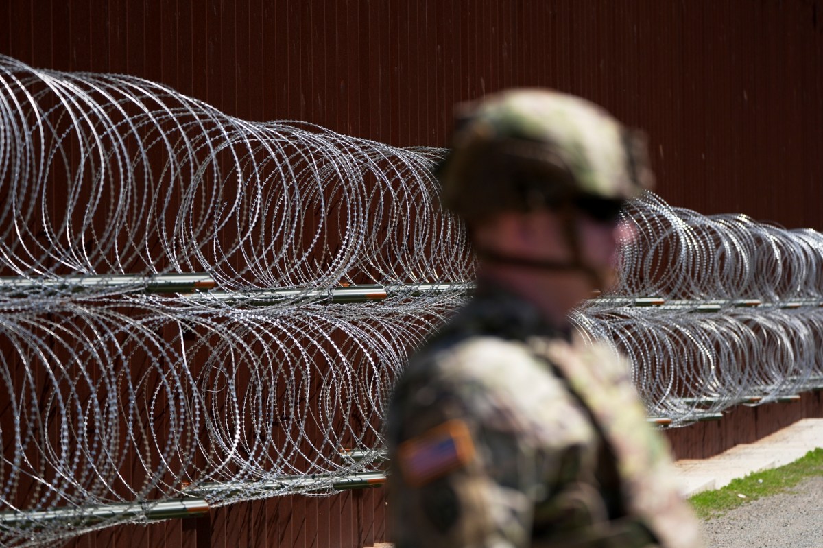 Más de 80 migrantes acusados de ingresar a zona militar restringida de EE.UU.