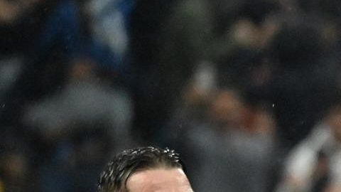 Davide Frattesi (c) de Inter celebra un gol durante el partido de vuelta de semifinales de la Champions League entre el Inter de Milán y el FC Barcelona.