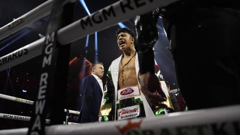 Jaime Munguía durante su combate contra Canelo Álvarez.