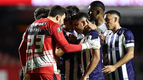 Miguel Navarro es consolado por sus compañeros en el partido de la fase de grupos de la Copa Libertadores entre Sao Paulo y Talleres.