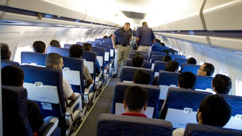 La legislación busca poner fuertes regulaciones a las aerolíneas que participan en vuelos de deportación que salen de Nueva York.