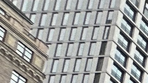 Un grupo de personas protesta contra las detenciones y deportaciones de la Administración del presidente Donald Trump este jueves 29 de mayo del 2025, en las escalinatas de la Biblioteca Pública de Nueva York.