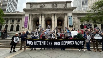 Un grupo de personas protesta contra las detenciones y deportaciones de la Administración del presidente Donald Trump este jueves 29 de mayo del 2025, en las escalinatas de la Biblioteca Pública de Nueva York.