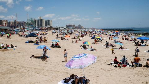Neoyorquinos disfrutan en la playa de Coney Island, en Brooklyn.