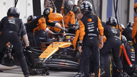 Oscar Piastri durante una parada en los pits.