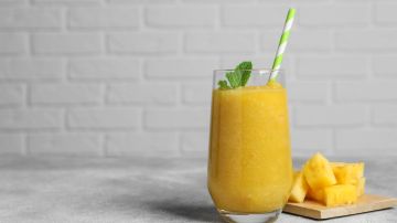 Combina ingredientes que aceleran el metabolismo en una bebida fresca y deliciosa.