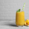Combina ingredientes que aceleran el metabolismo en una bebida fresca y deliciosa.
