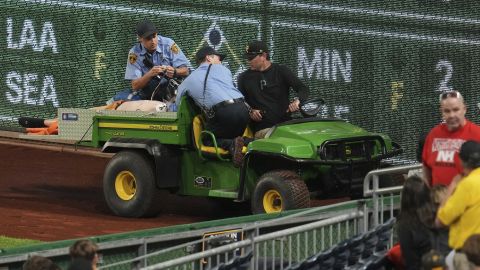 El aficionado fue retirado en camilla del PNC Park.