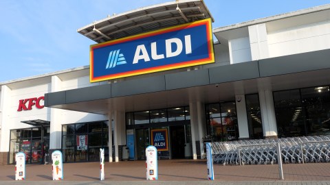 Aldi es una cadena de supermercados de descuento de origen alemán, fundada en 1946 como un negocio familiar.