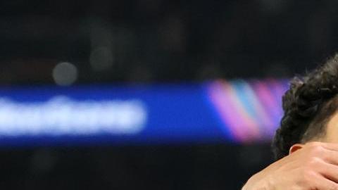 Achraf Hakimi celebra con sus compañeros del PSG tras anotarle al Arsenal.