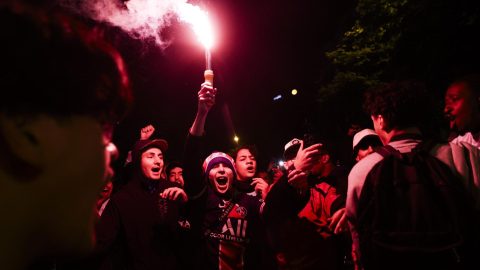 Seguidores del Paris-Saint Germain celebran tras la clasificación del equipo a la final de la Champions League.