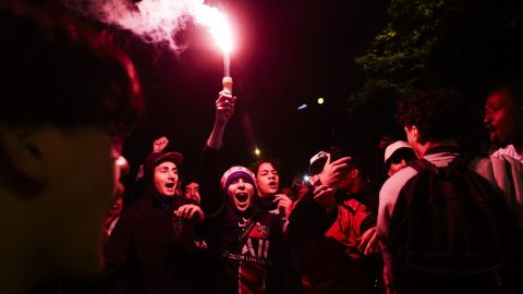 Seguidores del Paris-Saint Germain celebran tras la clasificación del equipo a la final de la Champions League.