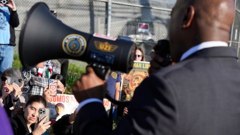 DHS defiende legalidad de centro de ICE en Newark y detalla historial criminal de varios detenidos