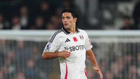 Raúl Jiménez durante un partido con el Fulham.