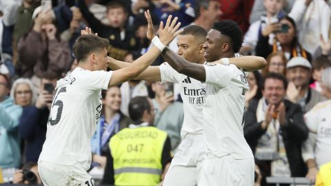 El delantero del Real Madrid Kylian Mbappé (2d) celebra con sus compañeros después de marcar el 2-0 en el partido entre el Real Madrid y el Celta de Vigo.