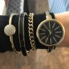 El modelo AK/2245 de Anne Klein incluye un reloj de pulsera con movimiento de cuarzo japonés y vista analógica (imagen referencial, no es el producto real).