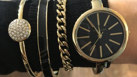 El modelo AK/2245 de Anne Klein incluye un reloj de pulsera con movimiento de cuarzo japonés y vista analógica (imagen referencial, no es el producto real).