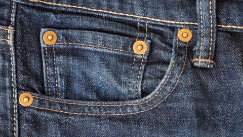 Con el paso del tiempo, los jeans dejaron de ser solo ropa de trabajo y se convirtieron en una prenda esencial del guardarropa urbano, incluyendo estos remaches.