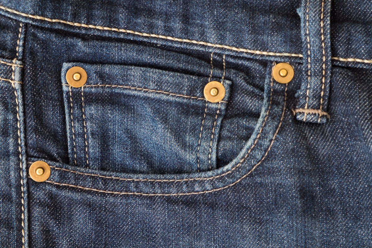 Para qué sirven los remaches metálicos del bolsillo de los jeans: provienen de 1873