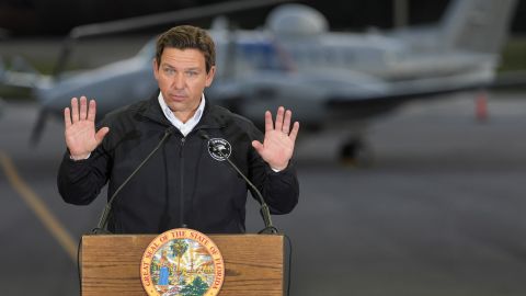 Ron DeSantis propone que militares actúen como jueces migratorios y que la policía haga redadas sin ICE