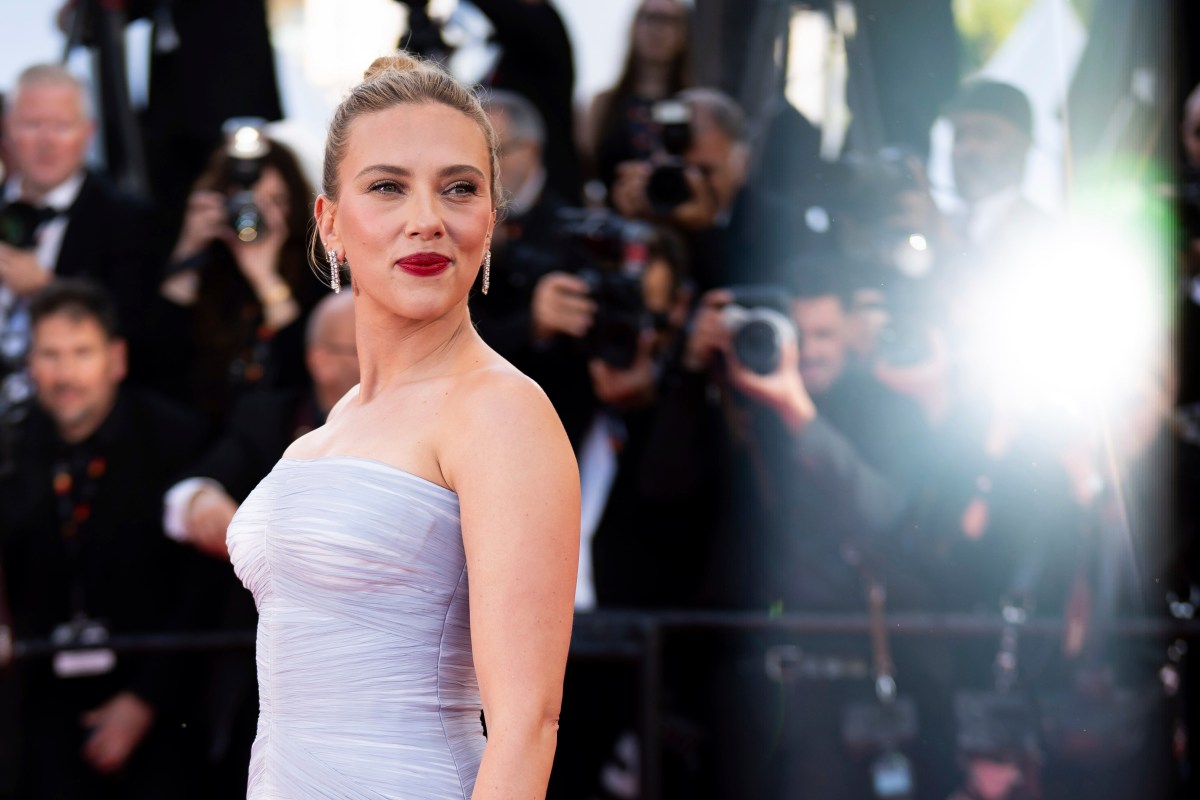Scarlett Johansson recibe ovación en Cannes en su debut como directora