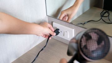 Cuando acabes de usar tu secador de pelo, es fundamental que lo desconectes, al igual que la plancha de cabello.
