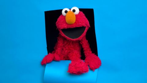 Entre las novedades, regresan segmentos favoritos como El Mundo de Elmo y el divertido Camión Gastronómico del Monstruo Comegalletas.